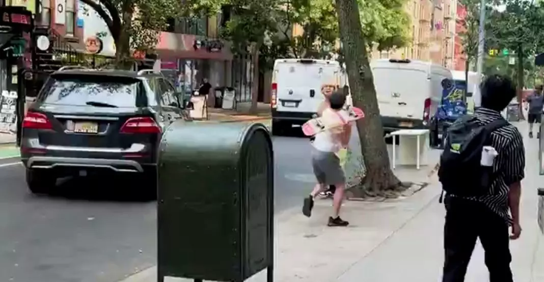 skate-fight Χάος σε δρόμο της Νέας Υόρκης με άγριο ξύλο, σκέιτμπορντ μετατράπηκε σε αυτοσχέδιο όπλο – (VIDEO)