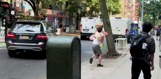 Χάος σε δρόμο της Νέας Υόρκης με άγριο ξύλο, σκέιτμπορντ μετατράπηκε σε αυτοσχέδιο όπλο – (VIDEO)