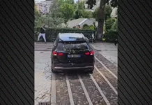 Διαδηλωτές πέταξαν αυγά σε αυτοκίνητα βουλευτών στην Αλβανία, η αστυνομία προχώρησε σε συλλήψεις
