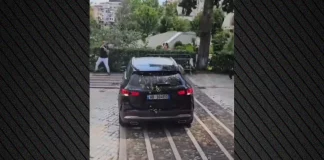 Διαδηλωτές πέταξαν αυγά σε αυτοκίνητα βουλευτών στην Αλβανία, η αστυνομία προχώρησε σε συλλήψεις