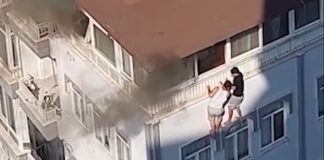 Βίντεο με δραματική διάσωση από φλεγόμενο διαμέρισμα στην Αττάλεια: Κρέμονταν από το περβάζι και καλούσαν σε βοήθεια