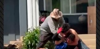 Άγριος καβγάς σε στέγη σπιτιού: Εργάτες πιάστηκαν στα χέρια, έπεσαν στο έδαφος και συνέχισαν να χτυπιούνται – Δείτε βίντεο