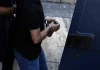 Τήνος: Χειροπέδες σε 38χρονο αλλοδαπό για βιασμό 27χρονης – Διέμενε παράνομα στη χώρα
