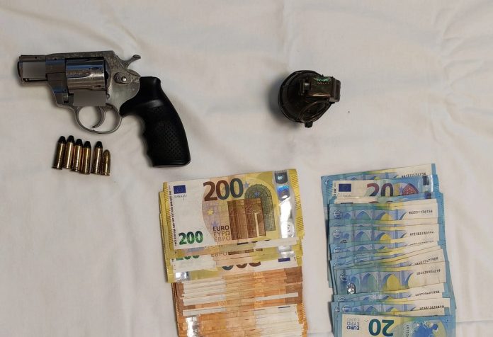 Δύο συλλήψεις για τη σχεδιαζόμενη επίθεση με χειροβομβίδα στο σπίτι του Ισίδωρου Ντογιάκου – Οι ρόλοι και οι οδηγίες 26/07/2026 12:51 | THESTIVAL TEAM Προσθέστε το Thestival ως προτεινόμενη πηγή στο Google
