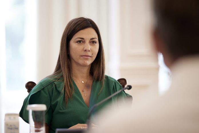 Το ΠΑΣΟΚ ζητά την παραίτηση της Σ. Ζαχαράκη μετά την “παραβίαση του αδιάβλητου των Πανελλαδικών”