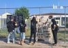 «Δικαιοσύνη για τα Τέμπη»: Πανό από συγγενείς και πολίτες έξω από το δικαστήριο