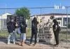 «Δικαιοσύνη για τα Τέμπη»: Πανό από συγγενείς και πολίτες έξω από το δικαστήριο