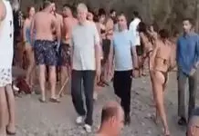 Με τη γκλίτσα στο χέρι και σε beach bar της Σύρου ο Πρόεδρος της Δημοκρατίας – Η εικόνα του Κωνσταντίνου Τασούλα που προκαλεί σχόλια (VIDEO)