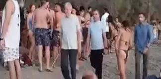 Με τη γκλίτσα στο χέρι και σε beach bar της Σύρου ο Πρόεδρος της Δημοκρατίας – Η εικόνα του Κωνσταντίνου Τασούλα που προκαλεί σχόλια (VIDEO)