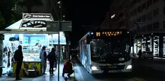 «Γιατί με κοιτάς;» – Ομάδα τεσσάρων ατόμων επιτέθηκε σε δύο αστυνομικούς στον Πειραιά