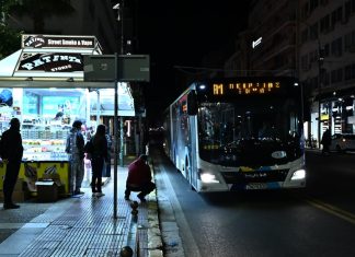 «Γιατί με κοιτάς;» – Ομάδα τεσσάρων ατόμων επιτέθηκε σε δύο αστυνομικούς στον Πειραιά