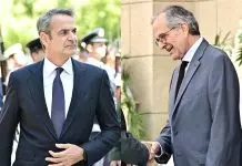 Αποχώρησε ο Σαμαράς από τη Μητρόπολη πριν από την άφιξη Μητσοτάκη