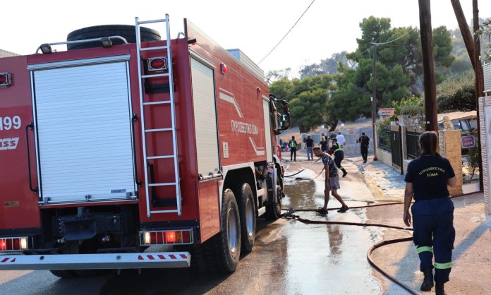 Φωτιά στη Σαλαμίνα: Στο Θριάσιο δύο εγκαυματίες – Γυναίκα έχει καεί στο 25% του σώματός της