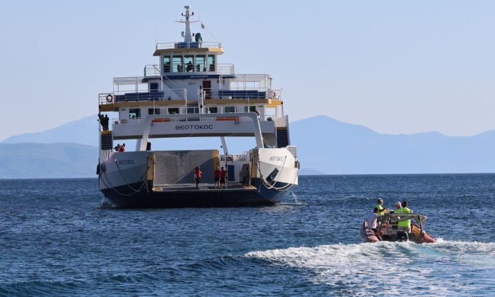 Φωτιά στη Σαλαμίνα: Απομακρύνθηκαν 571 άτομα διά θαλάσσης από Σατερλί και Κολώνες