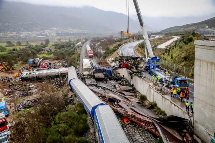 Τέμπη: Ένα έγκλημα έπαρσης, αλαζονείας και απληστίας – Μπορεί η δίκη να αποτελέσει αφετηρία αλλαγών;