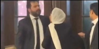 Ολέθριο λάθος: Παντρεμένος χαρίζει δώρο που κέρδισε σε συνάδελφό του - Η γυναίκα του καταφτάνει