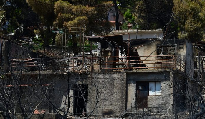 Αποκαΐδια δεκάδες σπίτια σε Αττική και Βοιωτία: «Δεν έχουμε λεφτά να τα φτιάξουμε» (VIDEO-ΦΩΤΟ)