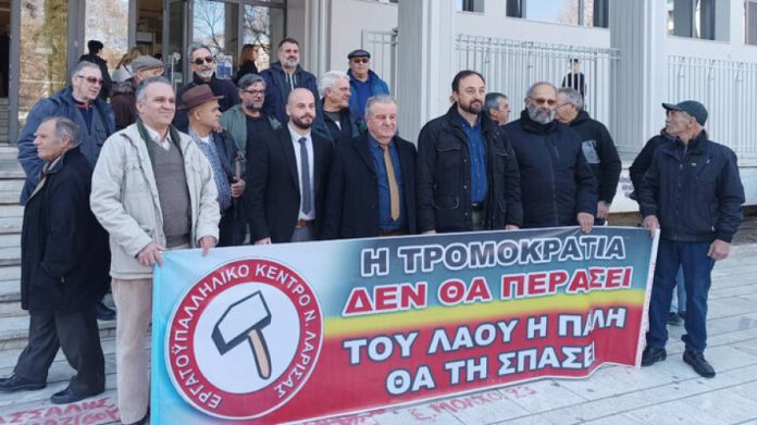 Συνέλαβαν τον πρόεδρο του Εργατικού Κέντρου Λάρισας γιατί κολλούσε αφίσες!
