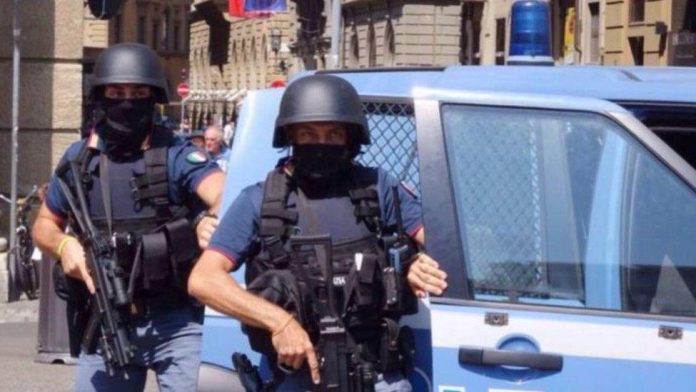 Γένοβα: Μαχαίρωσε την 18χρονη αδελφή του και έπεσε από τον 6ο όροφο Γένοβα: Μαχαίρωσε την 18χρονη αδελφή του και έπεσε από τον 6ο όροφο