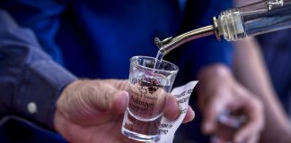 Εφορία: Λουκέτα σε ταβέρνες για χύμα τσίπουρο χωρίς αποδείξεις