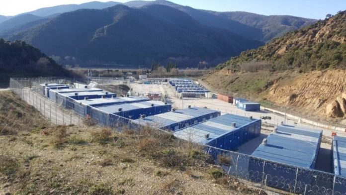 Σέρρες: 41 άτομα έφυγαν από τη δομή Σιντικής – Συνελήφθησαν 17, ψάχνουν τους υπόλοιπους – Η ανακοίνωση της ΕΛ.ΑΣ. Σέρρες: Συνελήφθησαν 17 από τους μετανάστες από τη δομή στη Σιντική μετά την εξέγερση – 5 τραυματίες