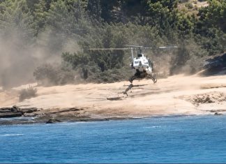 Απίστευτο περιστατικό στις Σπέτσες: Ελικόπτερο προσγειώθηκε στη Ζωγεριά ανάμεσα σε λουόμενους – Παρενέβη ο εισαγγελέας Πειραιά (Video)