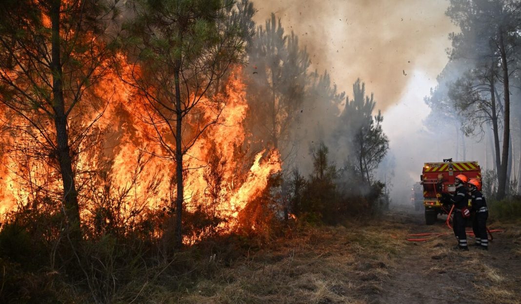 Fotia_Gallia-1200x700 Η χώρα καίγεται και ο Πρωθυπουργός κάνει διακοπές: «Travel guide» για τους Ευρωπαίους ηγέτες από το Politico