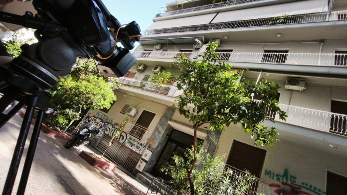 Φρίκη στην Κυψέλη: Ερευνάται εγκληματική ενέργεια – Σε σοκ ο διαχειριστής του διαμερίσματος όπου βρέθηκε το νεκρό βρέφος, έγκυος η μητέρα και η 15χρονη κόρη
