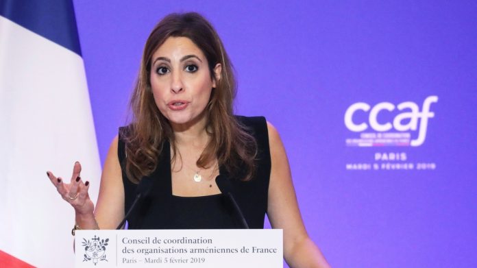 Μάθημα δεοντολογίας: Παρουσιάστρια ειδήσεων παραιτείται μετά την υποψηφιότητα του συντρόφου της στις γαλλικές εκλογές Μάθημα δεοντολογίας: Παρουσιάστρια ειδήσεων παραιτείται μετά την υποψηφιότητα του συντρόφου της στις γαλλικές εκλογές