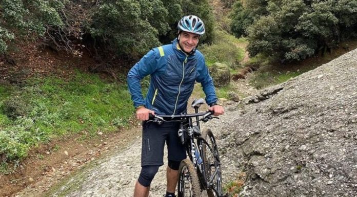 Τον έφαγε η Θώδη! Τσακίστηκε ο Μητσοτάκης με το ποδήλατο, λίγες μέρες μετά την κατάρα της -(VIDEO)