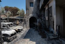 Ρέθυμνο: Απόκοσμες εικόνες από το πέρασμα της φωτιάς – Καμένα σπίτια, οχήματα και επιχειρήσεις