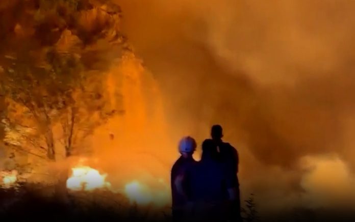 Μεγάλη δασική πυρκαγιά στα Τίρανα – Καίει ανεξέλεγκτη σε 38 χιλιόμετρα εύβοια ολοκληρωτικά καταστράφηκε σπίτι φωτιά - Εύβοια: Ολοκληρωτικά καταστράφηκε σπίτι από φωτιά – Με εγκαύματα ο…