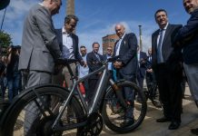 Οι περιπέτειες των πολιτικών με ποδήλατο, μπάσκετ και ποδόσφαιρο