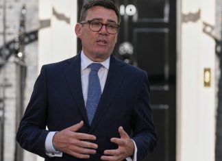 Συναγερμός στη βρετανική κυβέρνηση: Διέρρευσαν στο διαδίκτυο τα τηλέφωνα τριών υπουργών του Άντι Μπέρναμ
