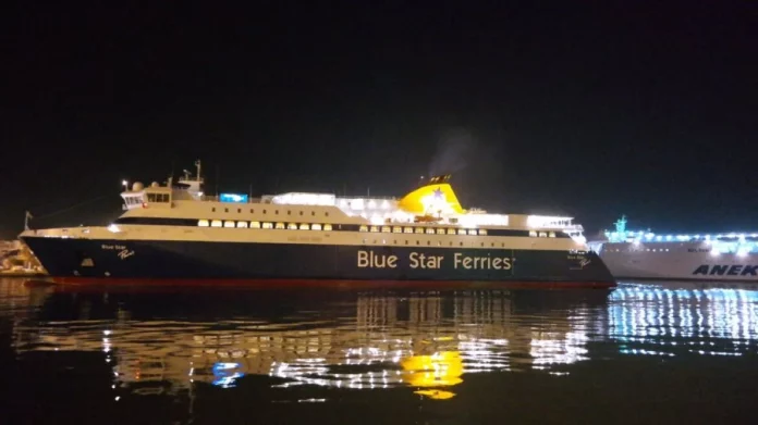 Στο Λαύριο εσπευσμένα το Blue Star Paros μετά τον απόπλου από τον Πειραιά, επιβάτης διακομίστηκε σε νοσοκομείο