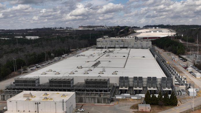 Data centers και Τραμπ: Η «κούρσα» για την ΑΙ έχει πολιτικό κόστος στην κυβέρνηση – Αντιδρούν οι Ρεπουμπλικανοί σε…
