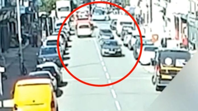 Σκληρό βίντεο: Η στιγμή που οδηγός, υπό την επήρρεια κάνναβης, τραυματίζει σοβαρά 79χρονο σε δρόμο της Βρετανίας Σκληρό βίντεο: Η στιγμή που οδηγός, υπό την επήρρεια κάνναβης, τραυματίζει σοβαρά 79χρονο σε δρόμο της Βρετανίας