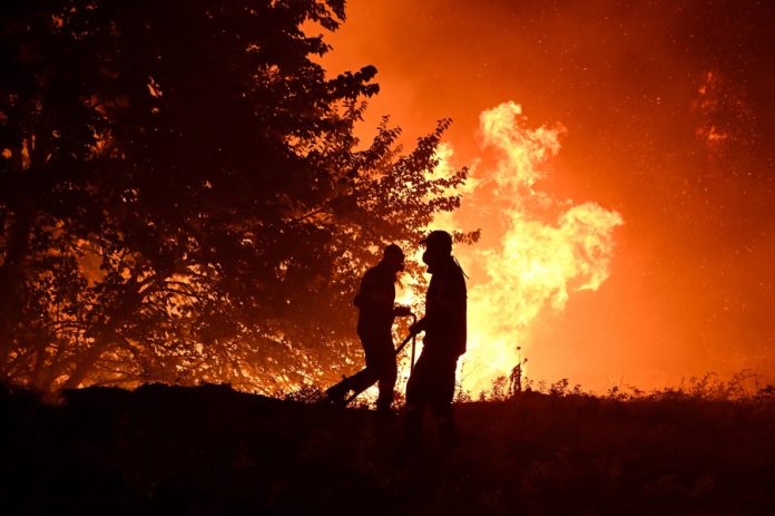 Μισθός πυροσβέστη 1.150 ευρώ, μισθός μητροπολίτη 4.671 ευρώ – Δίνουν ραντεβού στο Μαξίμου