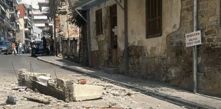 Καβάλα: Κατέρρευσε μπαλκόνι – Παραλίγο γλίτωσε οδηγός με μηχανάκι