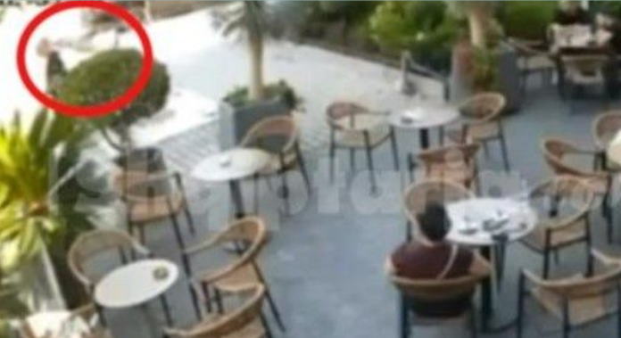 Τύχη «βουνό» για 52χρονο Αλβανό στο Ελμπασάν: Γλύτωσε επειδή το όπλο συμπατριώτη του… κόλλησε – (VIDEO) Τύχη «βουνό» για 52χρονο Αλβανό στο Ελμπασάν: Γλύτωσε επειδή το όπλο συμπατριώτη του… κόλλησε - (VIDEO)