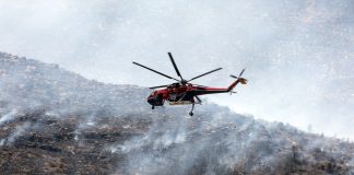 Φωτιά στη Σίνδο Θεσσαλονίκης – Στη μάχη της κατάσβεσης και ελικόπτερο
