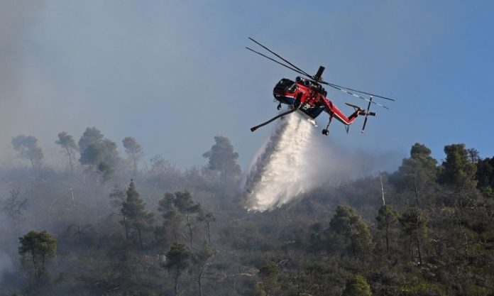 Φωτιά σε δασική έκταση στο Νευροκόπι – Σηκώθηκαν τέσσερα εναέρια