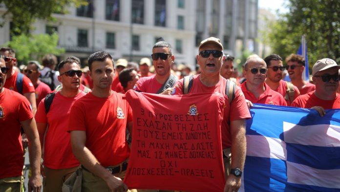 Εποχικοί Πυροσβέστες: Μαζική συγκέντρωση διαμαρτυρίας στο Σύνταγμα (photos/videos)