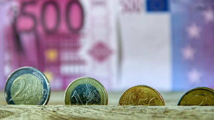 Οι Ευρωπαίοι ξαναβάζουν λεφτά… στο στρώμα: Γιατί αυξάνονται τα μετρητά ενώ πληρώνουμε με κάρτες