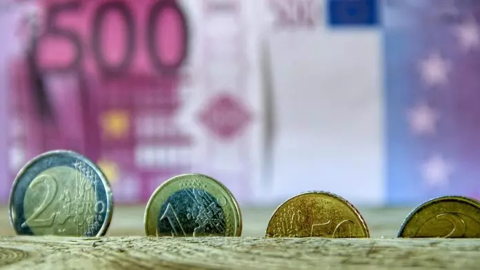 Οι Ευρωπαίοι ξαναβάζουν λεφτά… στο στρώμα: Γιατί αυξάνονται τα μετρητά ενώ πληρώνουμε με κάρτες