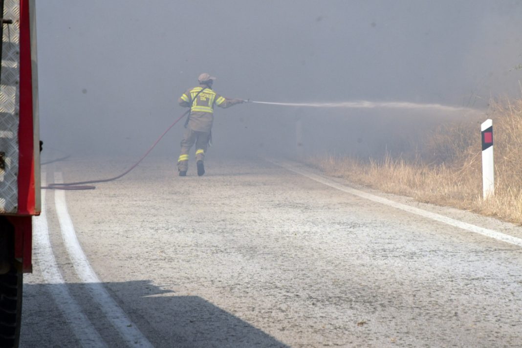 Μάχη σε δύο μέτωπα δίνουν οι πυροσβέστες στη Σκύρο – Χωρίς ενεργό μέτωπο νέα πυρκαγιά στην Άνδρο