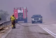 Δύο πυροσβέστες στο νοσοκομείο από τη φωτιά στη Βοιωτία