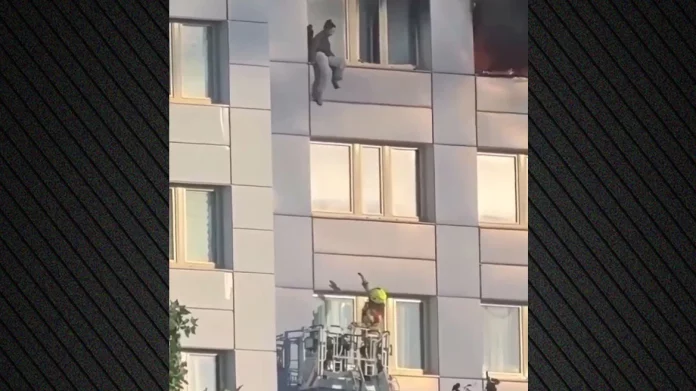 Δραματική διάσωση γυναίκας από φλεγόμενο κτήριο στο Βερολίνο: Πήδηξε από μεγάλο ύψος και την έπιασε πυροσβέστης στον…