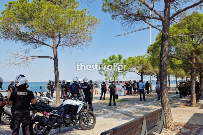 Θεσσαλονίκη: “θερμή” υποδοχή Μητσοτάκη από συλλόγους και αντιεξουσιαστές – Φραγμός της ΕΛ.ΑΣ. για να μη προσεγγίσουν το Μέγαρο Μουσικής – (VIDEO-ΦΩΤΟ) Θεσσαλονίκη: "θερμή" υποδοχή Μητσοτάκη από συλλόγους και αντιεξουσιαστές - Φραγμός της ΕΛ.ΑΣ. για να μη προσεγγίσουν…