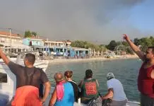 Φωτιά στη Σίβηρη Χαλκιδικής: Χωρίς ενιαίο μέτωπο, μάχη με διάσπαρτες εστίες – 481 άνθρωποι απομακρύνθηκαν διά θαλάσσης (Videos/Photos)